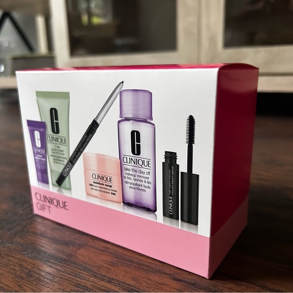 Clinique Gift Skincare Set - Picture 3 of 4